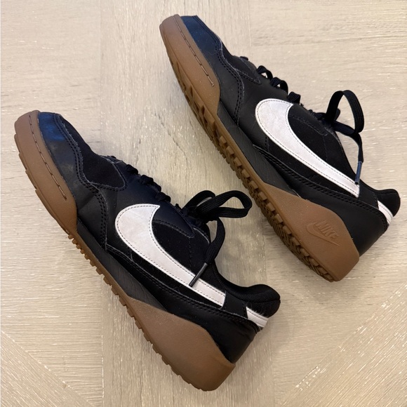 Nike Big Kids Black and White Sneakers with Brown Sole Terra Manta - Picture 3 of 8